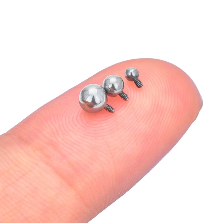 Piercing tytanowa kulka do kolczyków z gwintem wewnętrznym 0,9mm przykład