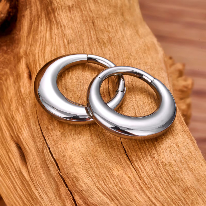 Tytanowy piercing septum, kolczyk koloru tytanowego, prezentacja.
