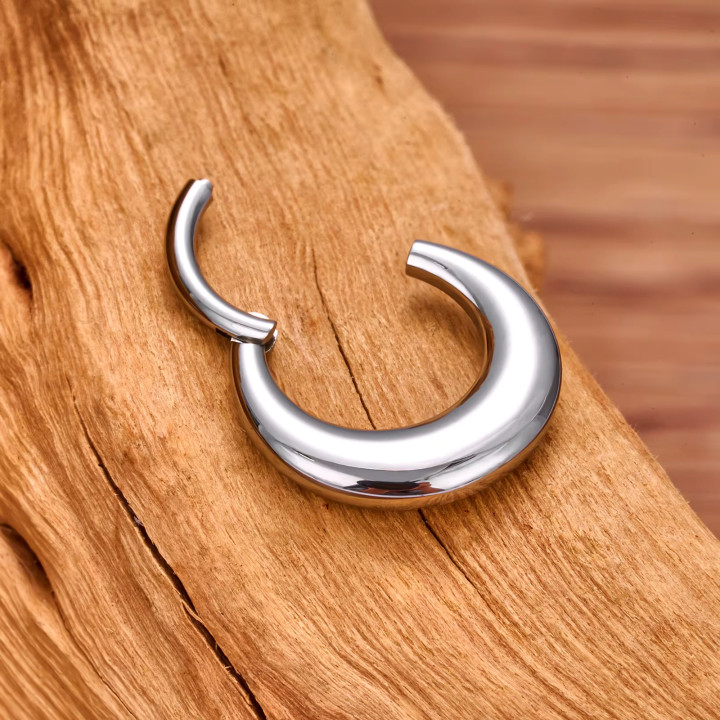 Tytanowy piercing septum, kolczyk koloru tytanowego, prezentacja otwarty.