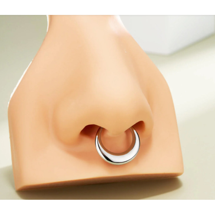 Tytanowy piercing septum, przykład w nosie.